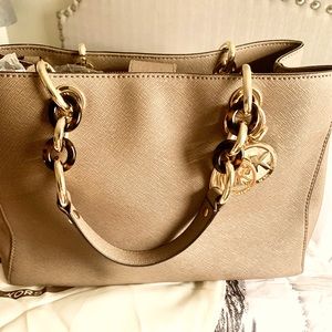 MK medium purse almost new